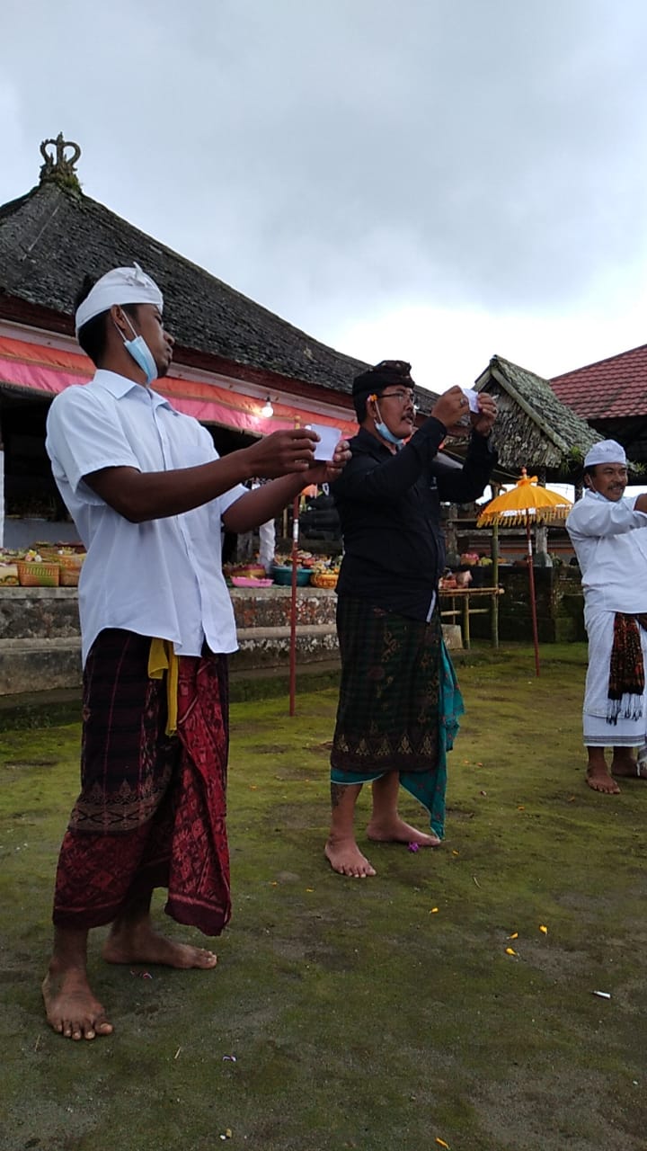 NGADEGANG BENDESA DI HARI RAYA GALUNGAN