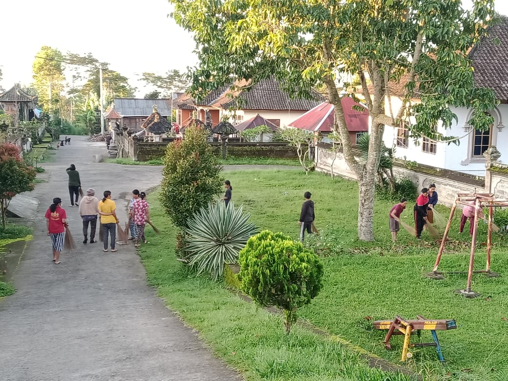 HARI SAMPAH, PEMDES BATUKAANG ADAKAN KEGIATAN PEMBERSIHAN