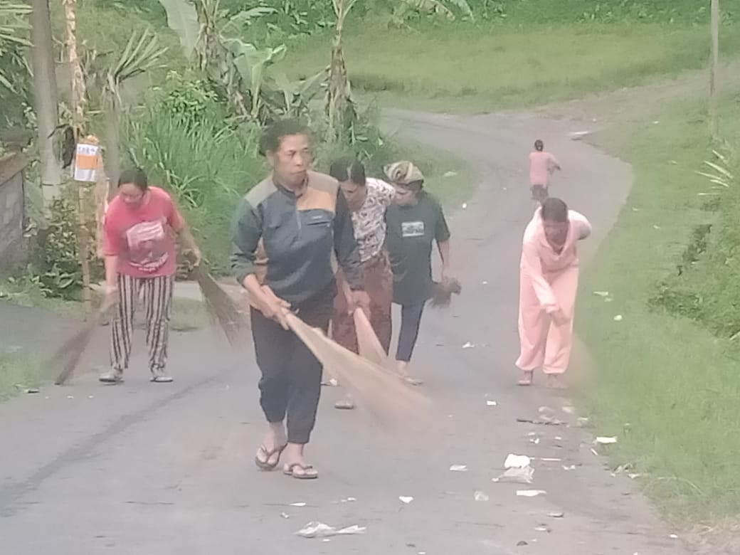 PKK DESA BATUKAANG LAKSANAKAN PEMUNGUTAN SAMPAH PLASTIK