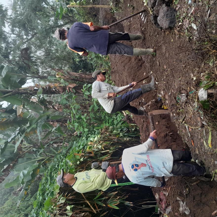 PENGERJAAN PROYEK SENDERAN BARAT DESA BATUKAANG